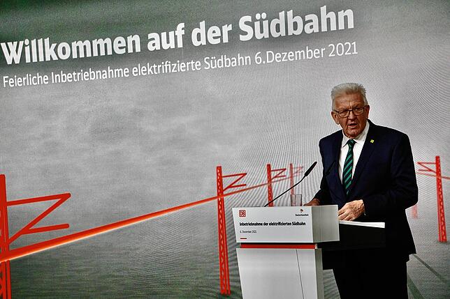 Ministerpräsident Winfried Kretschmann bei der Inbetriebnahme der elektrifizierten Südbahn: „In eine solche Landschaft passen ...