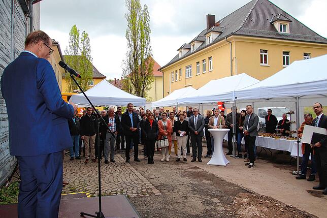 Festlicher Akt: Oberbürgermeister Roth (links) begrüßt die Gäste zum Baustart des künftigen urbanen Stadtquartiers „Oberer ...