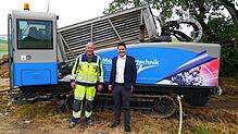 Wassermeister Klaus Ersig und Bürgermeister Holger Mayer freuen sich, dass nun wieder intensiv an der Verlegung der Wasserleitung ...