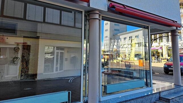Leere Schaufenster am Buchhornplatz: Zum 24. Dezember 2023 hat das Götz Friseurteam sein Geschäft aufgegeben.
