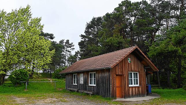 Auf dem Kühneberg hinter Hütte und Grillplatz soll der 35 Meter hohe Funkmast aufgestellt werden. Er wäre dann zum Teil von Bäumen verdeckt.