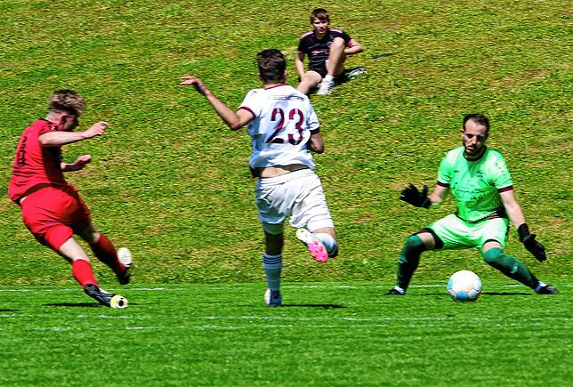 Bild 27: Das torreiche Kellerderby gewinnt der SV Deggenhausertal! Wir waren mit der Kamera dabei!