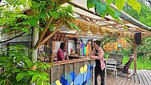 Zwei von acht Bewohnern der Blauen Blume: Paula Beil und Jeffrey Rose in der Eckkneipe. Hier treffen sich jeden Donnerstagabend ...