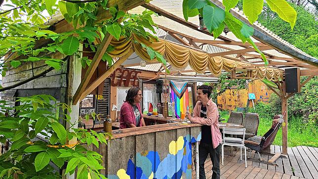 Zwei von acht Bewohnern der Blauen Blume: Paula Beil und Jeffrey Rose in der Eckkneipe. Hier treffen sich jeden Donnerstagabend ...