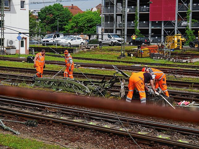 Bahnmitarbeiter sind nach dem Unfall am Bahnhof Singen tagelang mit den Aufräumarbeiten beschäftigt.