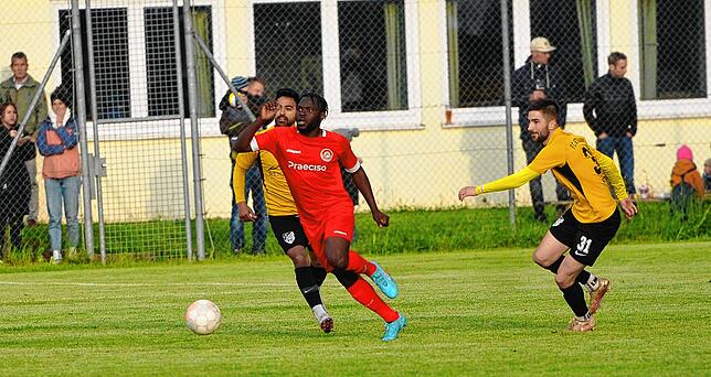 Auf der Suche nach einer Anspielstation in Hälfte zwei: Bad Dürrheims Franck Valery Bonny Elat (rotes Trikot) umzingelt von gleich zwei ...