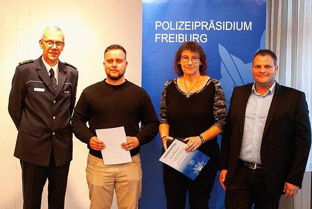Uwe Oldenburg vom Polizeipräsidium Freiburg mit den Rettern Moritz Görz und Gabriele Wiederkehr sowie Jestettens Bürgermeister Dominic ...