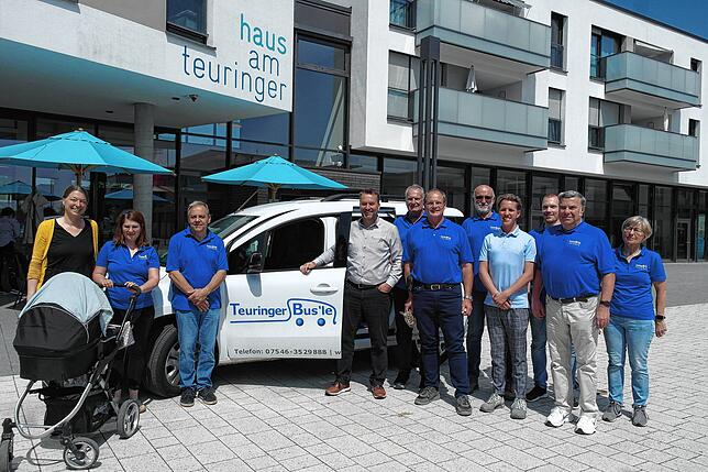 1000 Fahrten für das Teuringer Busle: Zwei Jahre nach der Gründung des Vereins freute sich Bürgermeister Ralf Meßmer (an der Tür) ...