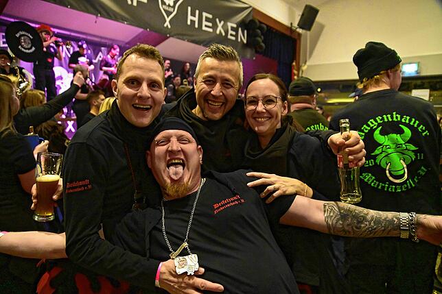Bild 11: Schoaf-Hexen feiern wilde Partynacht