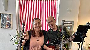 Karin Kingerter und Rudi Nagel sind das Duo Heartbeat. Sie freuen sich, dass ihre Musik bei den Gästen des Seniorentreffs ankommt. Foto: ...