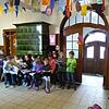 Im Flur der Schule in Birkendorf steht ein funktionsfähiger Kachelofen.