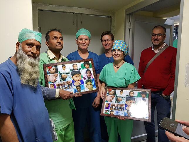 „Verabschiedung nach einer Woche in Srinagar/Kaschmir, mit Fotos der Kinder die wir beim letzten Besuch, also vor einem Jahr ...
