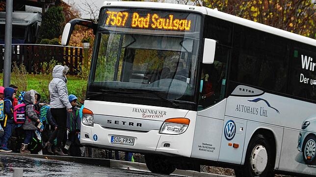 Mit zusätzlichen Bussen will das Landratsamt den Schülerverkehr entzerren. Ab Montag, 2.November, werden auf drei Linien je ein weiterer ...