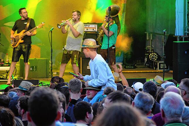 Bild 4: LaBrassBanda begeistern beim Markdorf Open Air – hier gibt‘s alle Bilder! (Teil 3)