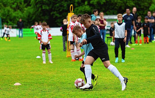 Bild 27: Beim großen Fußballturnier der Radolfzeller Grundschüler zeigen die Nachwuchskicker ihr Talent