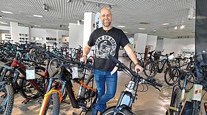 Der neue Filialeiter Thomas Steinegger will mit einem veränderten Konzept das Radgeschäft Vierhaus Bike im Alno-Park wieder nach vorne ...