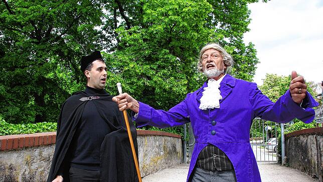 Das „Theater vor Ort“ lädt im neuen Stück „Zwischenzeiten“ zum szenischen Stadtsparziergang mit historischen Personen ein. Hier: Simon ...
