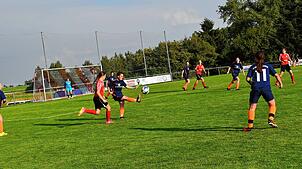 Damenmannschaften treten seit 2024 ebenfalls beim Schertle-Schmidt-Sport-Turnier des FC Birkendorf an. Während einer dieser Begegnungen ...