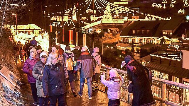 Besucher lassen sich von der tollen Kulisse des Triberger Weihnachtszaubers begeistern. In diesem Jahr besuchten 34&nbsp;000 Besucher ...