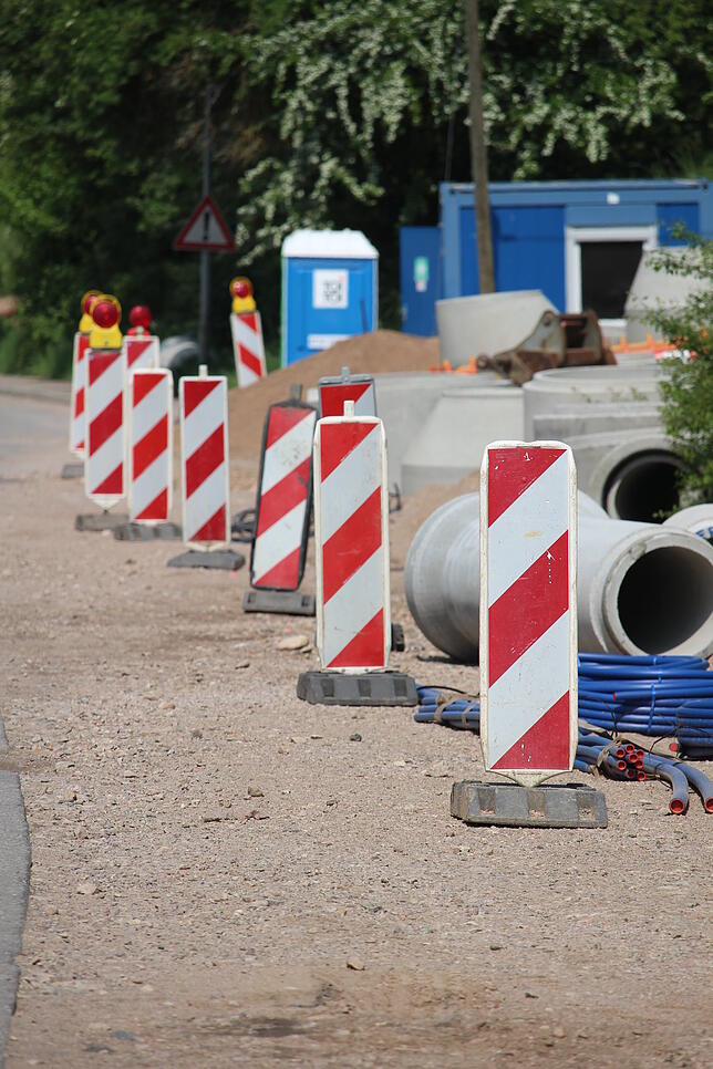 Die Baustelle befindet sich momentan auf der rechten Straßenseite, kommt man vom Adlerplatz her.
