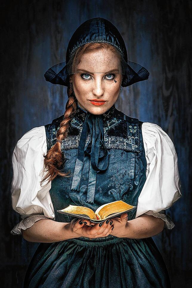 Silvia 3 – schwarze Witwe mit Gesangbuch und einer schwarzen Träne auf der Wange.