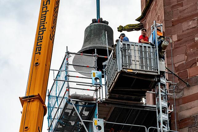 Bild 8: Eine spektakuläre Aktion: Die Münsterglocke wird in einer millimetergenauen Präzisionsarbeit aus dem Turm gehievt, zahlreiche Besucher schauen zu