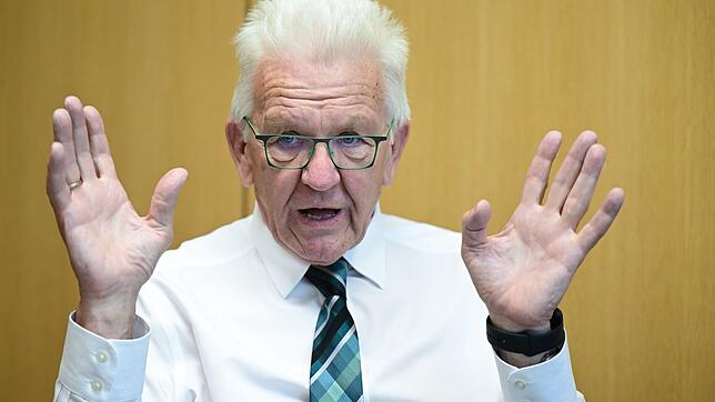 Winfried Kretschmann (Bündnis 90/Die Grünen), Ministerpräsident von Baden-Württemberg, spricht.