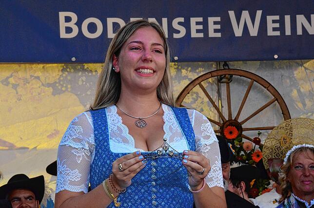 Die scheidende Bodensee-Weinprinzessin Elin Sophie Arnold hat sich von ihrer Krone getrennt. Gleich folgt die Kette.