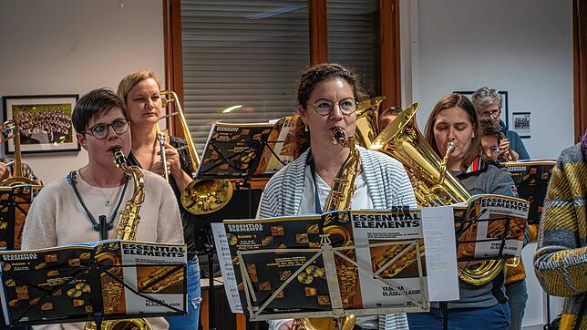 Rund 40 Erwachsene werden in der Bläserklasse des Musikvereins Gurtweil ausgebildet. Jetzt hatten sie ihren ersten Auftritt.