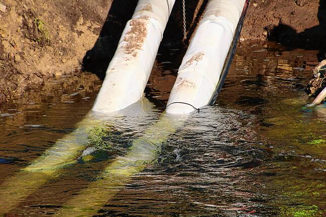 Die Strömung erschwert die genaue Ausrichtung des Bauteils im Wasser.