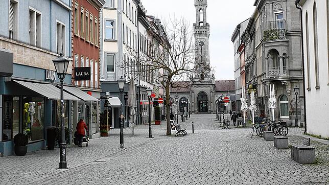 (Archivbild von 2020) Blick in die Bahnhofstraße mit dem Konstanzer Bahnhof im Hintergrund: In diesem Bereich erfolgte der erste ...