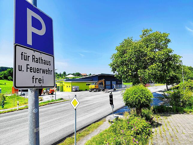 So sieht der Blick in Richtung Ortseingang beim Mühlinger Bauhof aus. Wer den Geldautomaten nutzen möchte, kann diesen aktuell ebenso ...