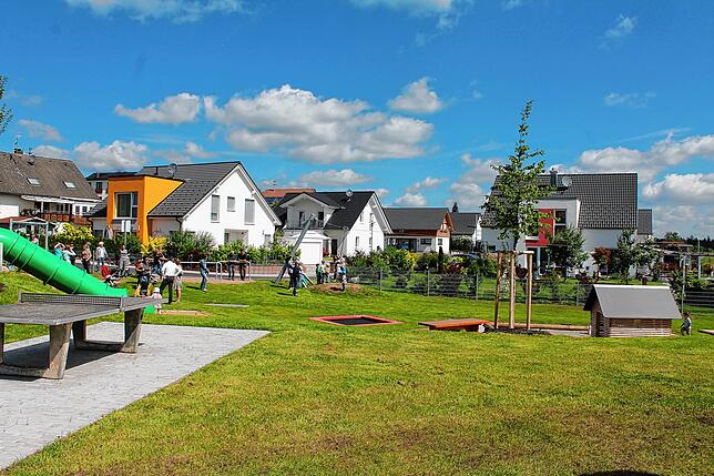 Ein Spielplatz im Grünen, zwischen dem neuen Wohngebiet, dem Bolzplatz und dem Schwimmbad. Für Hubertshofen ging ein Wunsch in Erfüllung.
