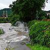 Wellen wie am Meer sind am Donnerstag, 15. Juli, am Rhein in Bad Säckingen zu sehen. Im Hintergrund die beiden Kirchtürme des Münsters ...