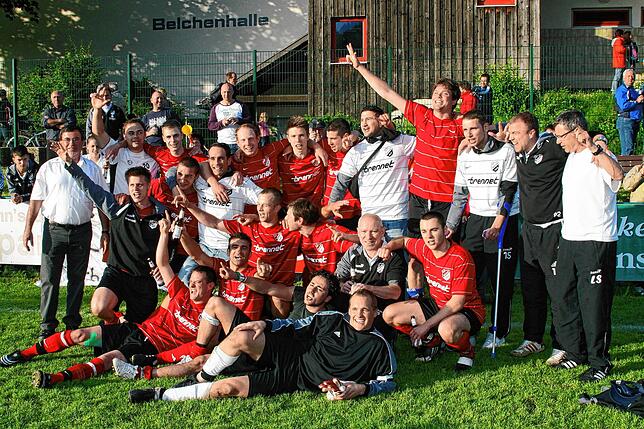 Größter sportlicher Erfolg: Mit dem FC Wehr feierte Rouven Rünzi (vorn, rechts im roten Trikot) im Juni 2010 den Aufstieg in die ...