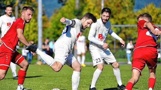 Chancenlos: Kapitän Nico Ködel (auf unserem Archivbild links im weißen Trikot) und Hasan Faslak (rechts daneben) kassierten mit dem FC ...