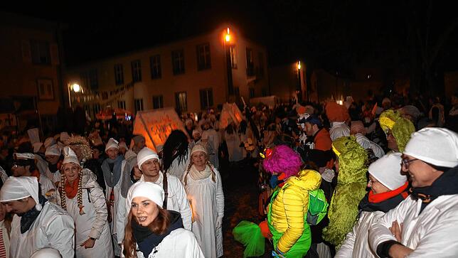 Bild 10: Schmotziger Dunschtig: Ho Narro! Im Schlafgewand geht&lsquo;s durch die Altstadt