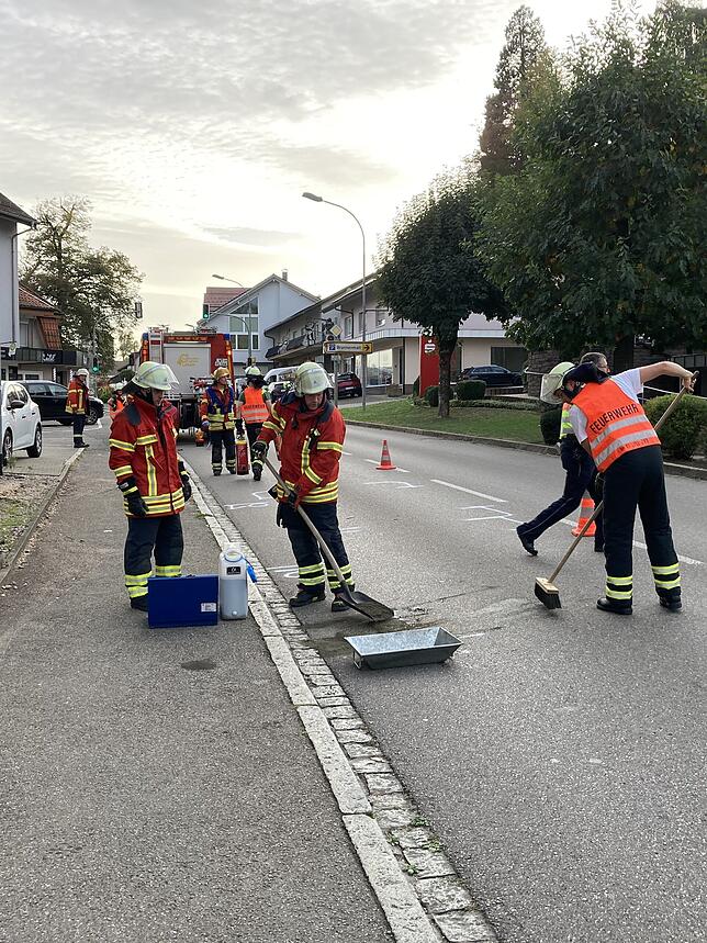 Unfall in Laufenburg: Feuerwehrleute beim Binden von ausgelaufenem Öl und Benzin.