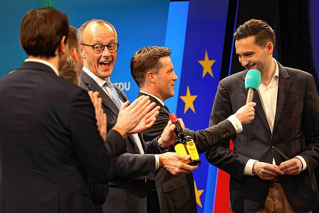 Stärkung für den Wahlkampfendspurt: Der Konstanzer CDU-Kreisvorsitzende Levin Eisenmann (r.) gibt Merz aus Singen unter anderem eine ...