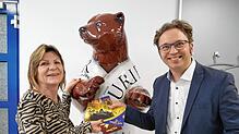 Gewinnübergabe am Zeitungsbär: Dorothea Neubauer nimmt die Gutscheine für die Fahrt in den Europa-Park vom Singener ...