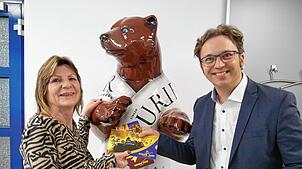 Gewinnübergabe am Zeitungsbär: Dorothea Neubauer nimmt die Gutscheine für die Fahrt in den Europa-Park vom Singener ...