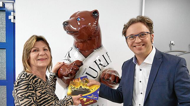 Gewinnübergabe am Zeitungsbär: Dorothea Neubauer nimmt die Gutscheine für die Fahrt in den Europa-Park vom Singener ...