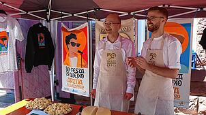 Käse aus Arzúa, der von den Gästen an alle Maifestbesucher zur Verköstigung verteilt wurde, nachdem Bürgermeister Martin Ragg zusammen ...