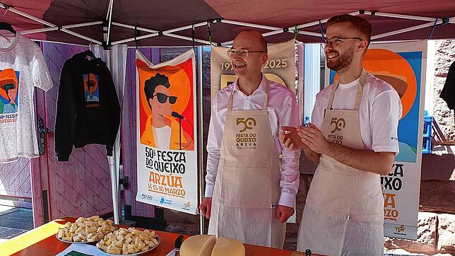 Käse aus Arzúa, der von den Gästen an alle Maifestbesucher zur Verköstigung verteilt wurde, nachdem Bürgermeister Martin Ragg zusammen ...