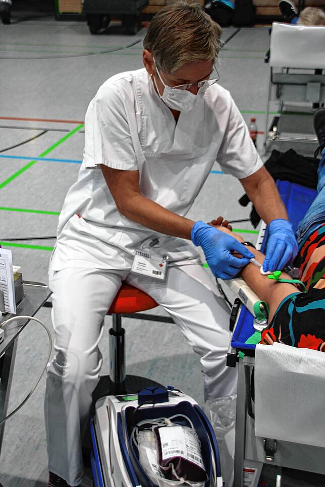 Marianne Hertrich zapft einem Spender Blut ab. Als Terminleitung führte sie die Blutspende durch.