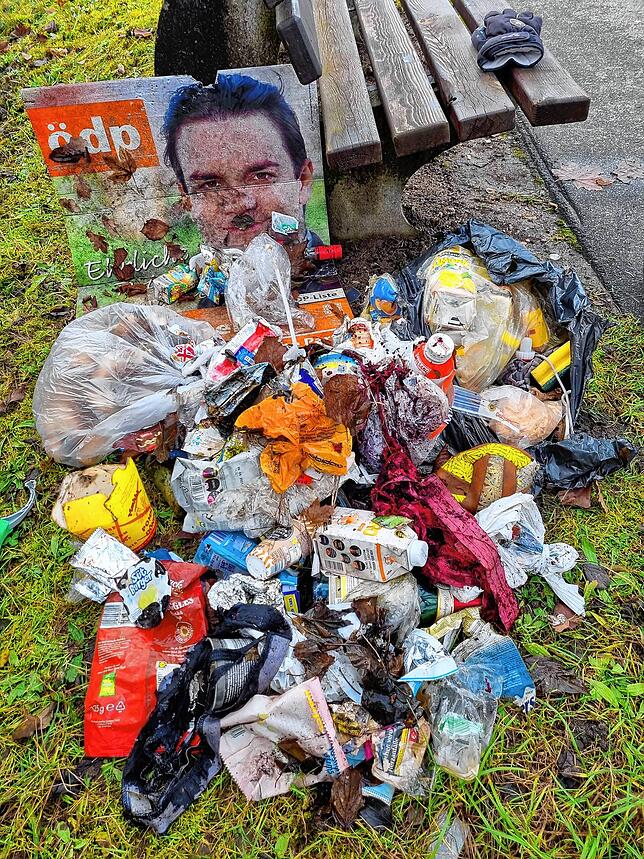 In einem Gebüsch am Mowagkreisel in Tiengen hat Andreas Otte diese Müll gefunden.