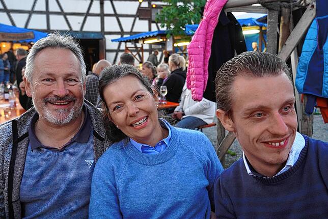 Bild 8: Gute Stimmung beim Auftakt des Weinfests in Bermatingen