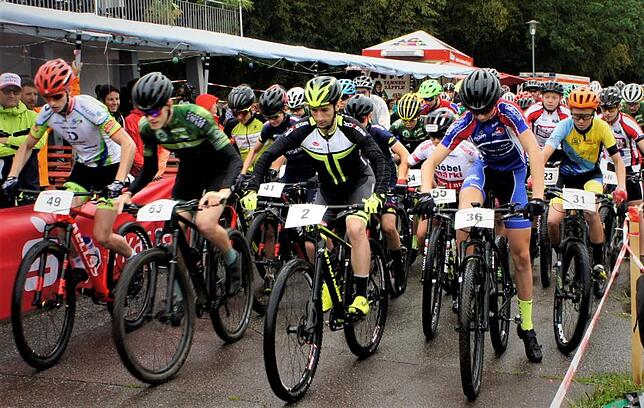 Am Sonntag ging es ab 10.30 Uhr mit dem Mountainbike-Rennen (MTB) über 26 Kilometer (halbe Distanz) vom Sportplatz Richtung Hottingen, ...