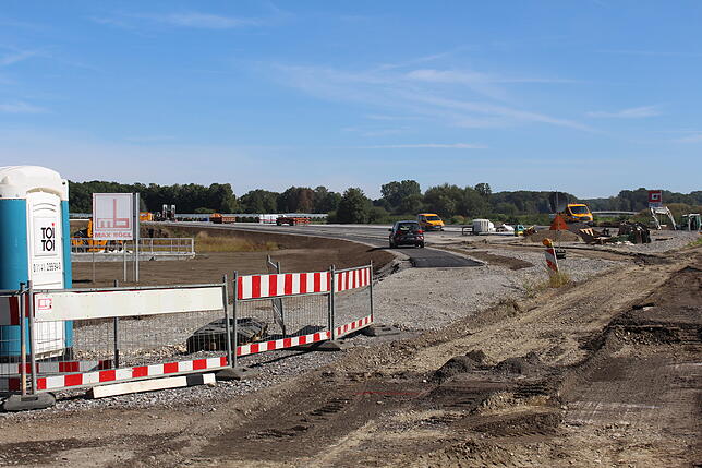 Die Anschlussstelle Fischbach-West wird vorzeitig fertiggestellt. Derzeit stehen vier Asphaltkolonnen zur Verfügung.