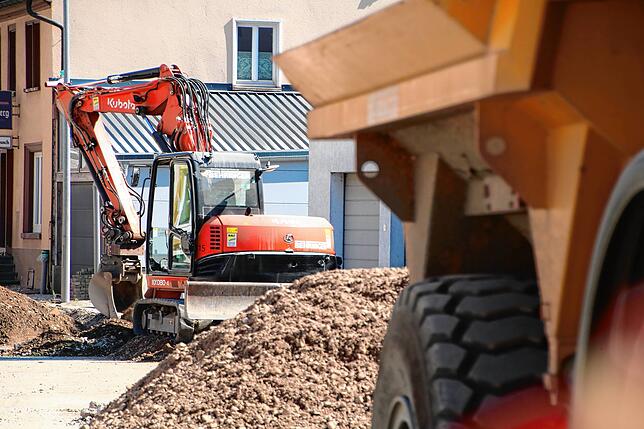 Reichlich Baumaterialien und Gerätschaften werden für die Sanierungsarbeiten benötigt.